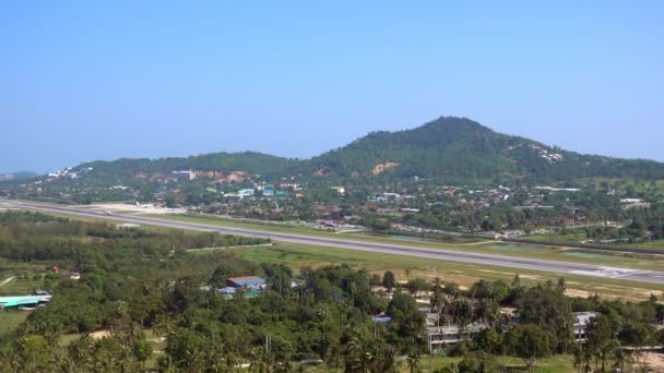 KOH SAMUI, THAILAND - 12 Desember 2017: Sebuah pesawat lepas landas di bandara di pulau Samui — Stok Video