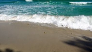 Deniz deniz manzarası doğal Koh Samui, Tayland kumlu kıyıda çökmesini dalga ile kapalı