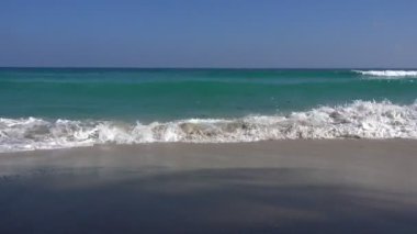 Deniz deniz manzarası doğal Koh Samui, Tayland kumlu kıyıda çökmesini dalga ile kapalı