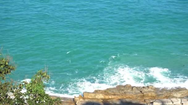 Skalnaté pobřeží oceánu, Koh Samui, Thajsko — Stock video