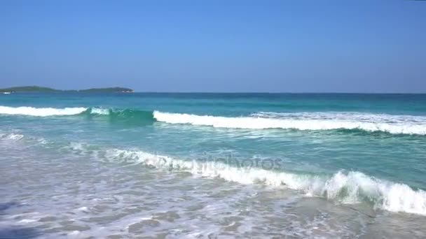 Paisaje marino panorámico frente a Koh Samui, Tailandia con olas que se estrellan en la orilla arenosa — Vídeos de Stock