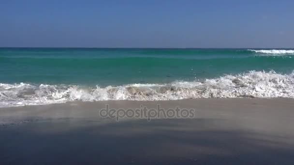 Paisaje marino panorámico frente a Koh Samui, Tailandia con olas que se estrellan en la orilla arenosa — Vídeos de Stock