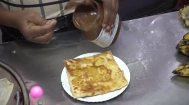 Koh Samui, Tayland - 8 Aralık 2017: Pişirme Tay, gözleme Samui Adası sokakta yumurta. Tayland