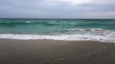 Deniz deniz manzarası doğal Koh Samui, Tayland kumlu kıyıda çökmesini dalga ile kapalı