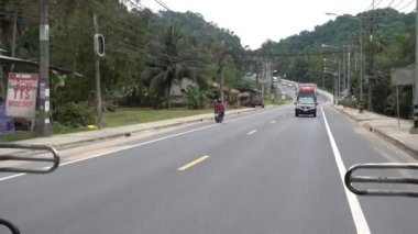 Koh Samui, Tayland - 9 Aralık 2017: Sürüş songthaew ile ana yol Samui görünümü