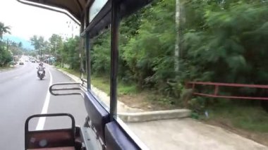 Koh Samui, Tayland - 9 Aralık 2017: Sürüş songthaew ile ana yol Samui görünümü