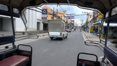 Koh Samui, Tayland - 9 Aralık 2017: Sürüş songthaew ile ana yol Samui görünümü