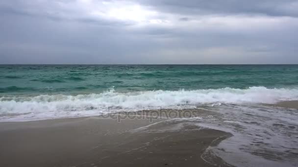 Paisaje marino panorámico frente a Koh Samui, Tailandia con olas que se estrellan en la orilla arenosa — Vídeos de Stock