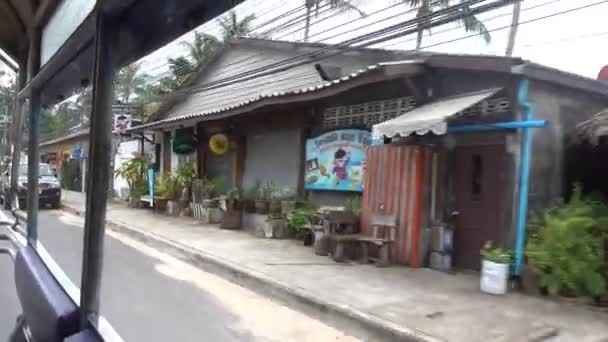 KOH SAMUI, TAILANDIA - 9 de diciembre de 2017: Vista de la carretera principal Samui con la canción de conducción — Vídeo de stock