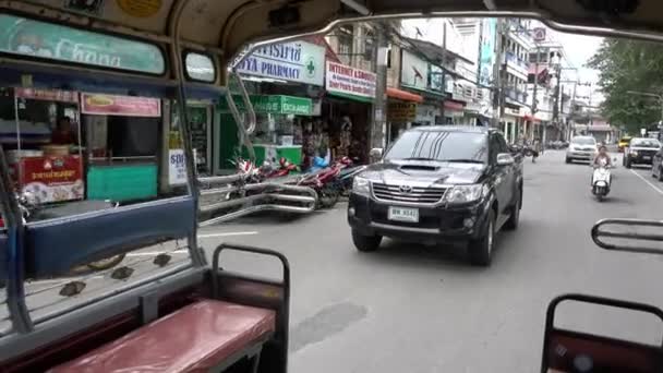 KOH SAMUI, THAILANDIA - 9 dicembre 2017: Veduta della strada principale Samui con il cantautore di guida — Video Stock