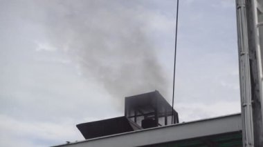 Siyah duman bir feribot dışarı geliyor