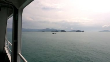 Koh Chang Adası'na giderken feribotuna Siam Körfezi görünümünü.