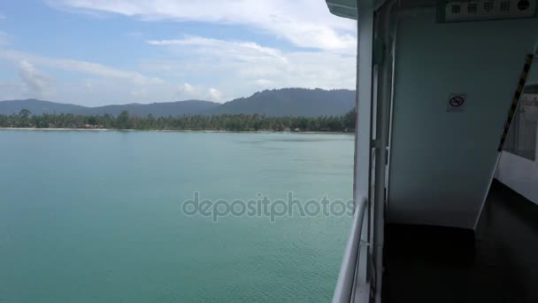 Vue sur le golfe du Siam depuis le ferry en direction de l'île de Koh Chang . — Video