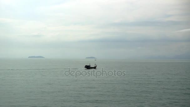 Vista del Golfo de Siam desde el ferry en el camino a la isla de Koh Chang . — Vídeo de stock
