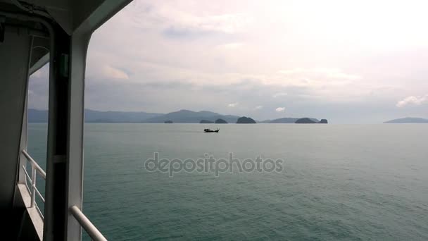 Vista del Golfo de Siam desde el ferry en el camino a la isla de Koh Chang . — Vídeos de Stock