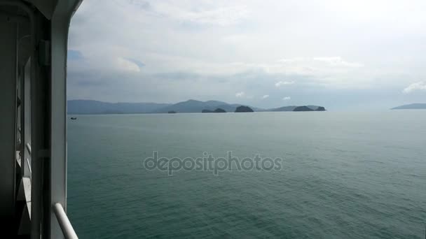 Pohled na záliv Siam z trajektu cestou na ostrov Koh Chang. — Stock video