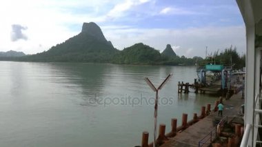 Donsak, Tayland - 9 Aralık 2017: Seatran Feribot İskelesi, Koh Samui Adası'nda Amphoe Donsak iskeleye büyük yolcu.