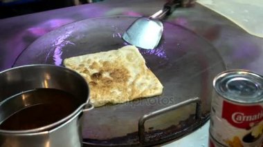 Hua Hin, Tayland - 8 Aralık 2017: Pişirme Tay gözleme Hua Hin sokakta üzerinde yumurta .