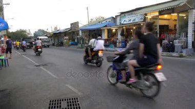 Hua Hin, Tayland - 8 Aralık 2017: Karayolu trafik Hua Hin.