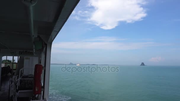 Utsikt över Siambukten från färjan på väg till ön Koh Chang. — Stockvideo