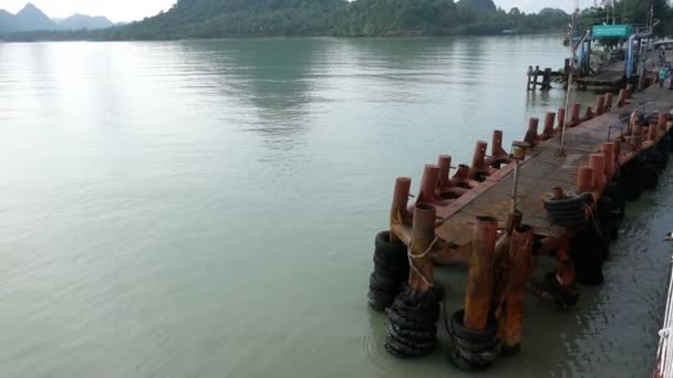 Donsak, Thailand - 9 December 2017: Seatrans färjepir, stora passagerare pier till Koh Samui Island på Amphoe Donsak. — Stockvideo