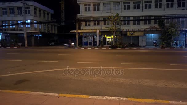 HUA HIN, TAILANDIA - 8 de diciembre de 2017: Tráfico nocturno por carretera en Hua Hin . — Vídeo de stock