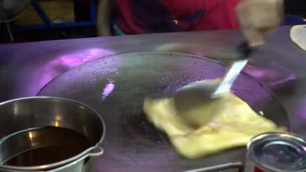 Cooking Thai eggs Pancake on the street on Hua Hin. Thailand — Stock Video