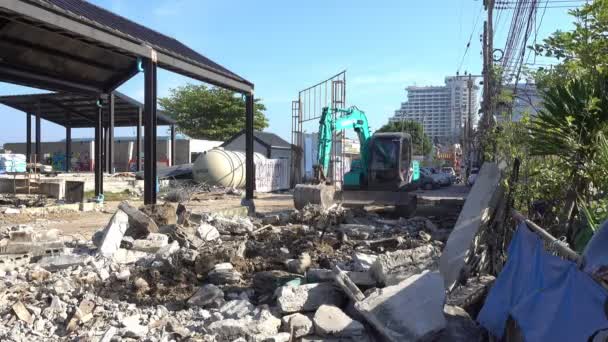 HUA HIN, THAÏLANDE - 8 décembre 2017 : La pelle travaille sur le chantier — Video