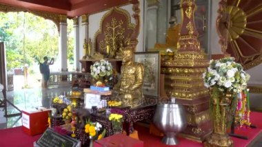 Koh Samui, Tayland - 13 Aralık 2017: Bir Budist rahip Luang Pho Daeng bir tapınak Wat Khunaram Koh Samui Tayland mumya