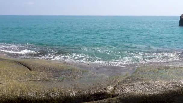 Skalnaté pobřeží oceánu, Koh Samui. — Stock video