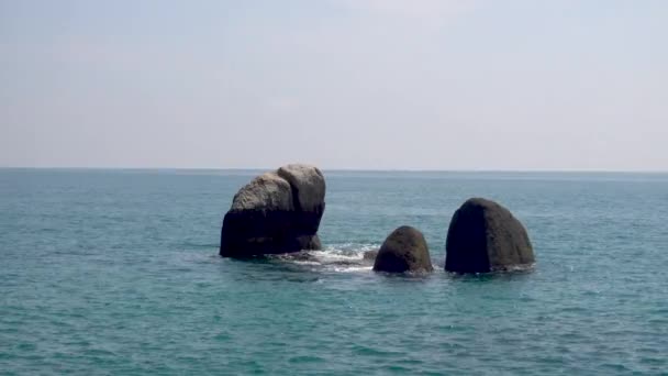 Skalnaté pobřeží oceánu, Koh Samui. — Stock video