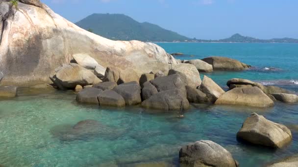 Costa rocciosa dell'oceano, Koh Samui . — Video Stock