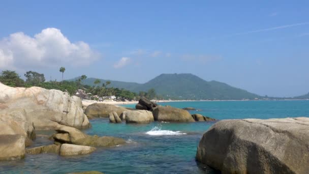 Costa rochosa do oceano, Koh Samui . — Vídeo de Stock