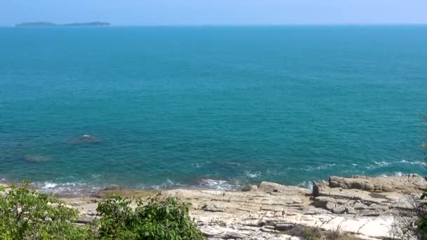 Costa rocciosa dell'oceano e albero tropicale verde sulla sinistra, Koh Samui . — Video Stock