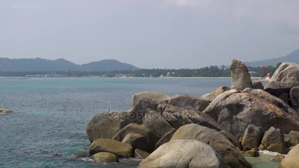 Hin Ta Hin Yai są również znane jako babcia i dziadek skały na wyspie Koh Samui. Hin Ta Hin Yai położone są na południe od plaży Lamai na wyspie Koh Samui. — Wideo stockowe