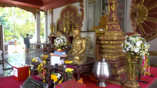 僧寺のサムイ島タイのワット ・ Khunaram ルアン フォー デーンのサムイ島、タイ - 2017 年 12 月 13 日: ミイラ — ストック動画