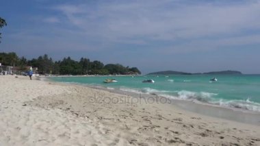 Dalgalar Chaweng Beach Tayland Koh Samui adada inişli çıkışlı.