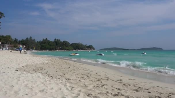 Dalgalar Chaweng Beach Tayland Koh Samui adada inişli çıkışlı. — Stok video