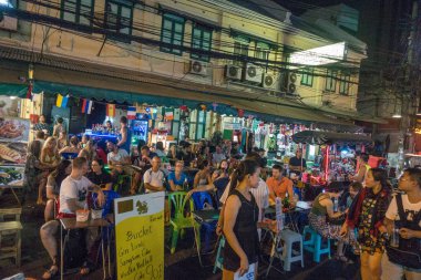 Bangkok, Tayland - 23 Aralık 2017: Khaosan Road, Bangkok, kafede içki turist