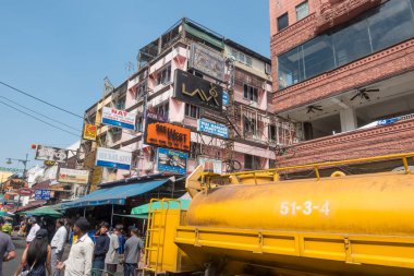 Bangkok, Tayland - 23 Aralık 2017: Levha evin duvarına. Khao San Road.
