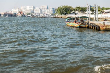 Turist tekneleri Chao Phraya Nehri üzerinde