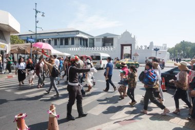 Bangkok, Tayland - 22 Aralık 2017: Polis memuru trafik kontrol eder. Yayalar yolun karşısına
