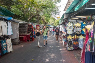 Bangkok, Tayland - 22 Aralık 2017: Gün boyunca Merkezi Bangkok sokağa Rambuttri boyunca bir görünüm