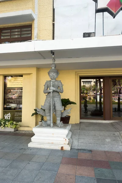 БАНГКОК, Таиланд - 21 декабря 2017 года: Выставочный зал "Раттанакосин". Статуя у входа — стоковое фото