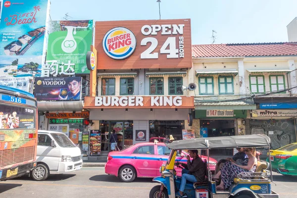 BANGKOK, THAILAND - 21 de dezembro de 2017: Burger King Advertisement at Khao San Road in Bangkok . Fotos De Bancos De Imagens Sem Royalties