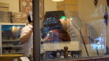 Koh Samui Adası, Tayland - 19 Aralık 2017: bir adam pizza restoran Antica Locanda fırında pişiyor