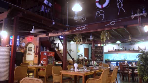 Isla KOH SAMUI, TAILANDIA - 19 de diciembre de 2017: Restaurante de interior Antica Locanda — Vídeo de stock