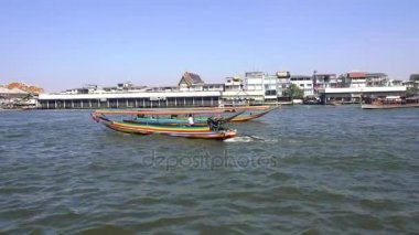 Bangkok, Tayland - 22 Aralık 2017: turistik Tayland, Chao Phraya Nehri üzerinde çalışan Long tail tekne.