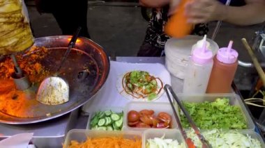Bangkok, Tayland - 23 Aralık 2017: Adam Khaosan Road üzerinde kebap hazırlar.