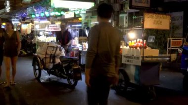 Bangkok, Tayland - 22 Aralık 2017: Khaosan road gece. İnsanlar yürüyor.